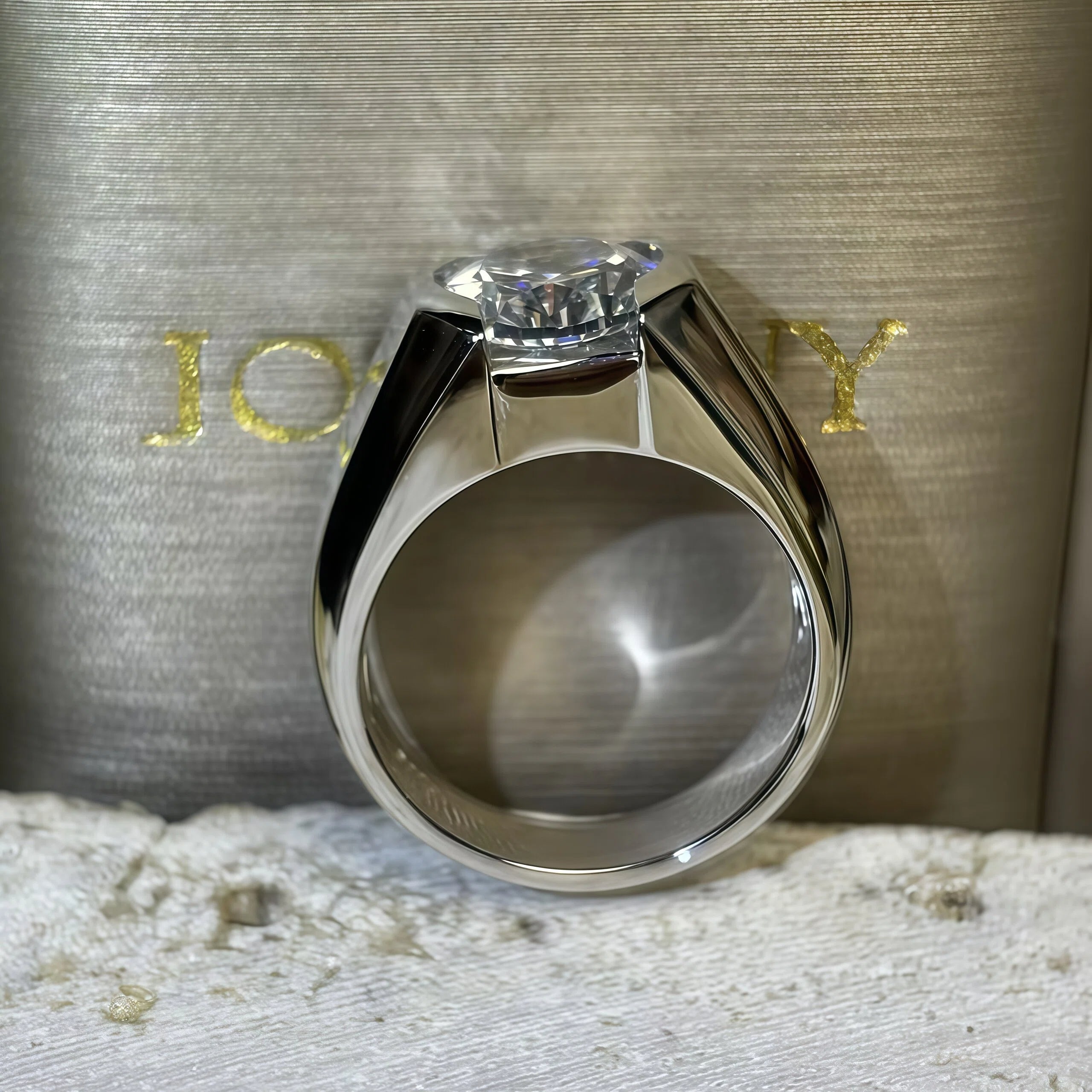 4.0Ct oval-cut stirrup-patterned gemstone ring