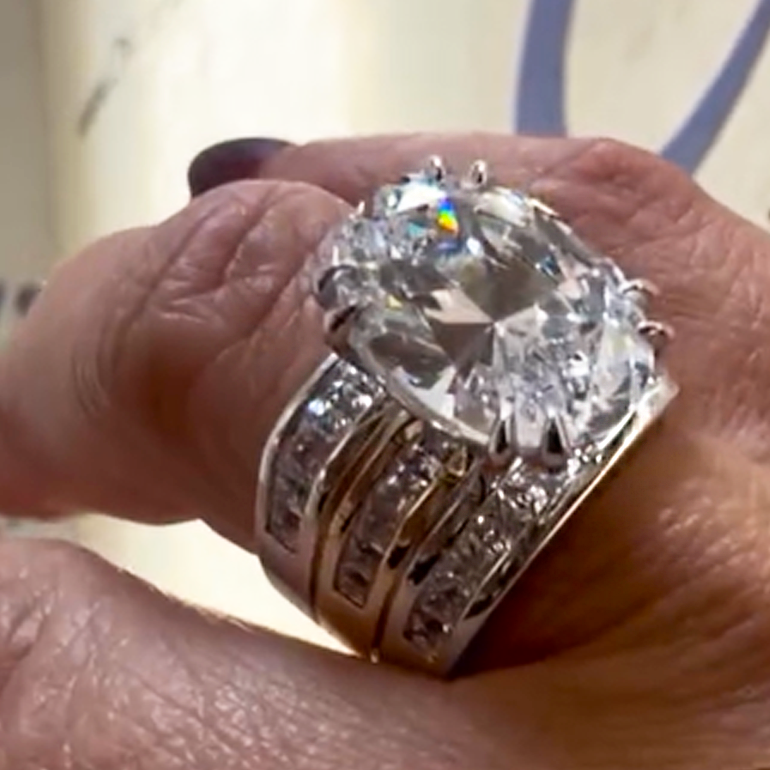 Stylish 15 ctw Oval Cut White Gemstone Engagement Ring -JOSHINY