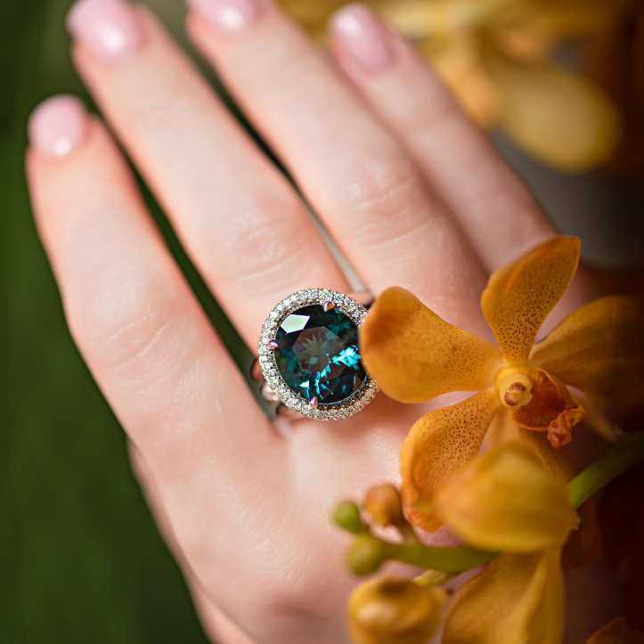 Elegant 5 ctw Round Cut Dark Green Gemstone Cocktail Ring -JOSHINY