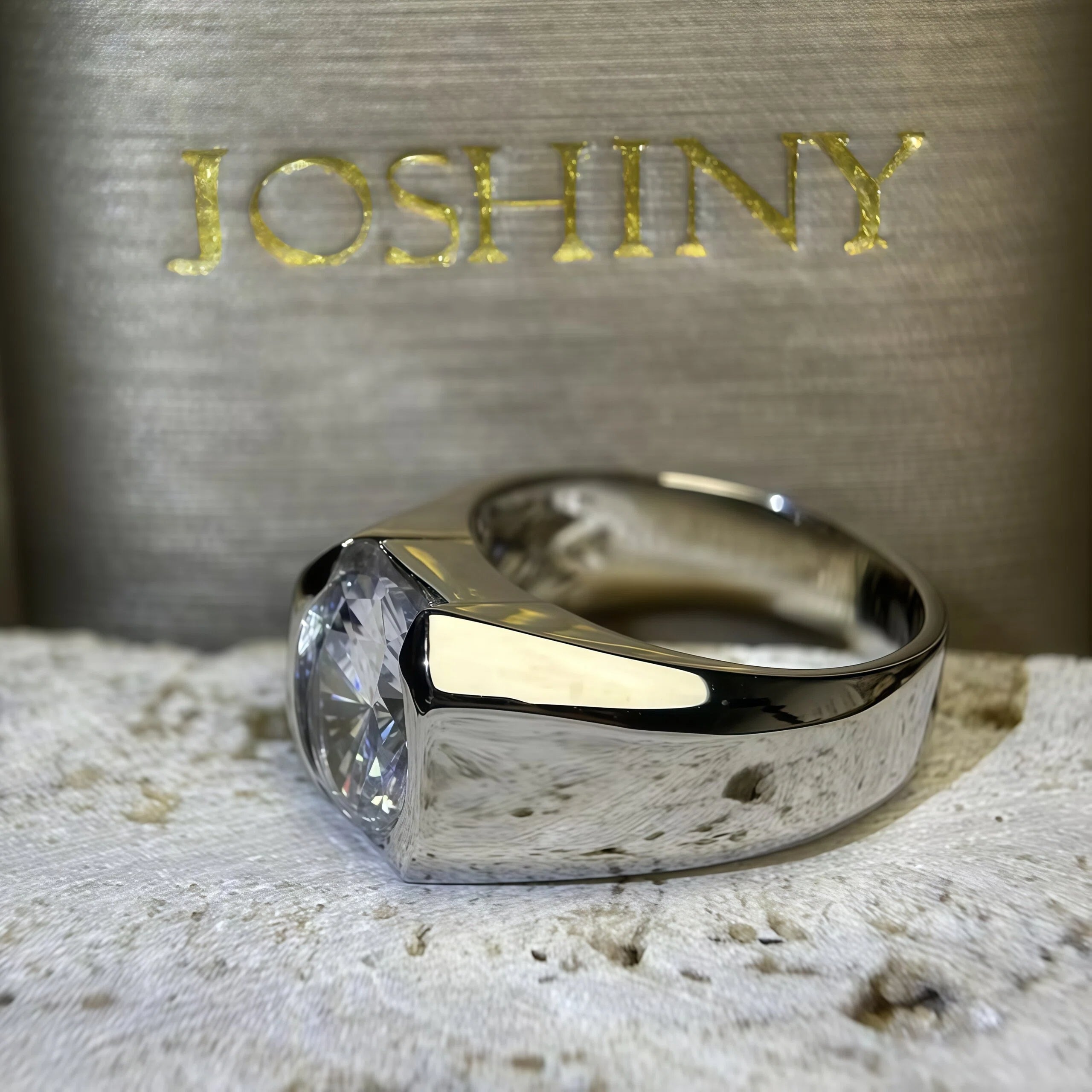 4.0Ct oval-cut stirrup-patterned gemstone ring
