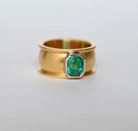 2 ctw Minimalist 2-Tone Emerald Cut Emerald Ring